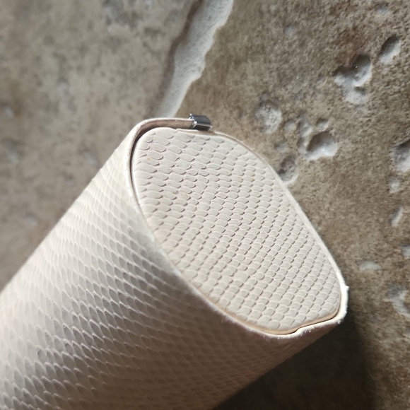 Jimmy choo eye glass case snake skin pattern in cream colored magnetic closure - Picture 4 of 7